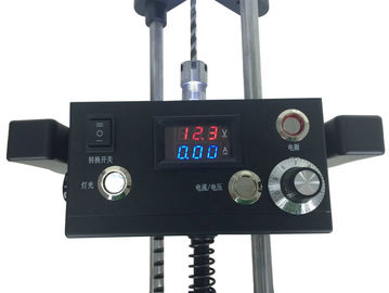 X8 vicino allo strumento silenzioso del trapano con il display tensioni basso leggero principale della batteria